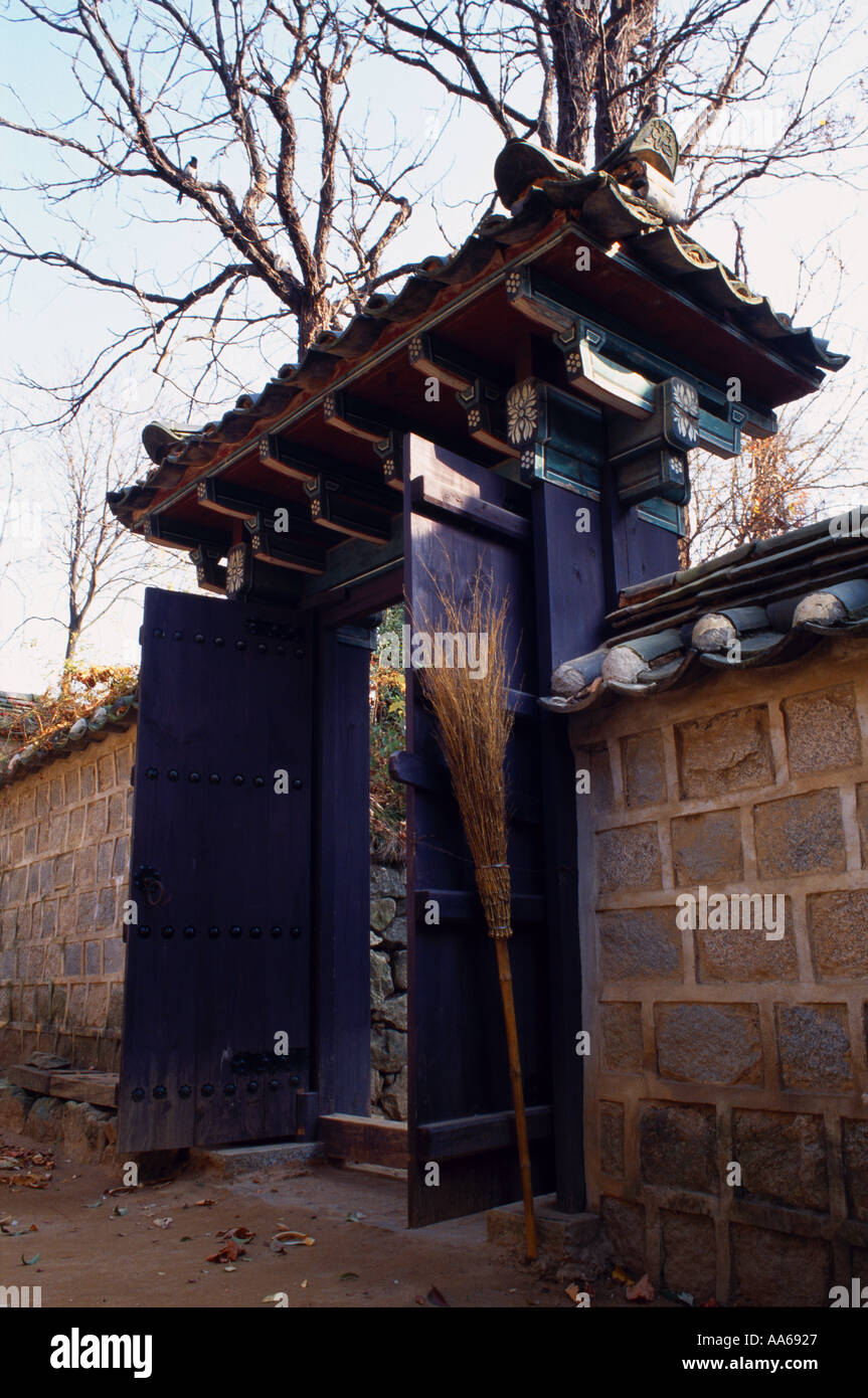 Korean wooden gate with wooden broom Hanguk Minsok Chon Gyeonggi do Stock Photo