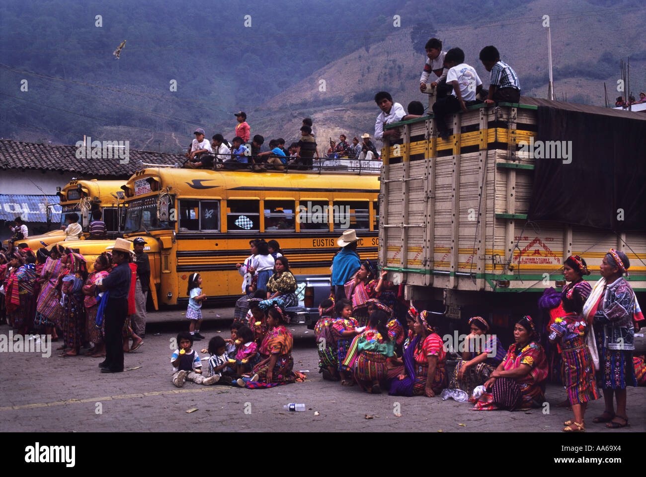 OLD US STYLE YELLOW SCHOOL BUSES IN THE QUICHE GUATEMALAN VILLAGE OF ZUNIL GUATEMALA Stock Photo