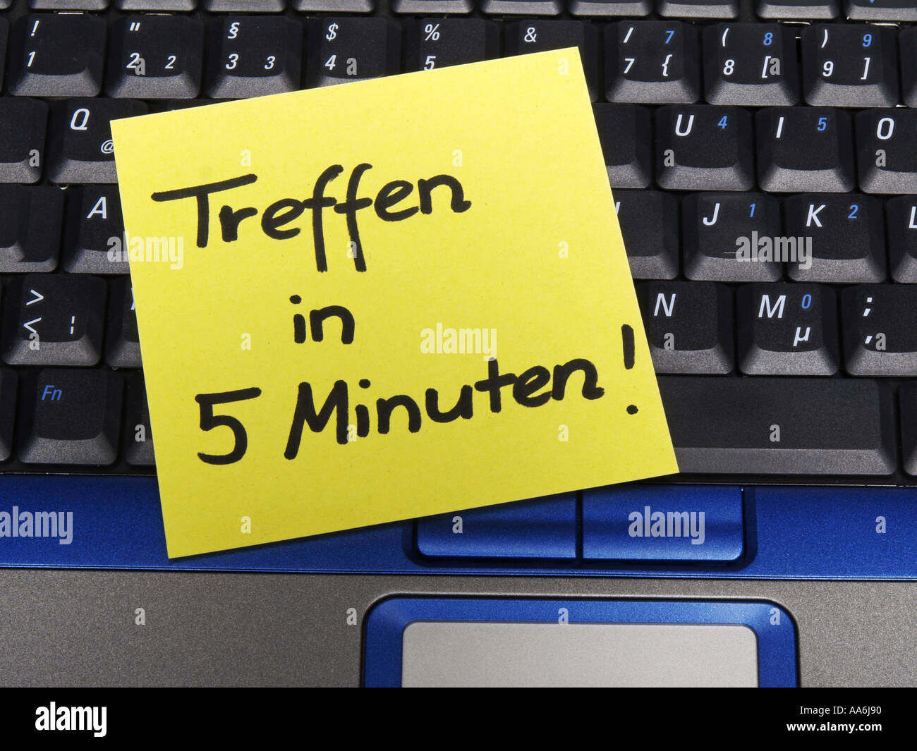 memo note on notebook, meeting in five minutes Stock Photo Alamy
