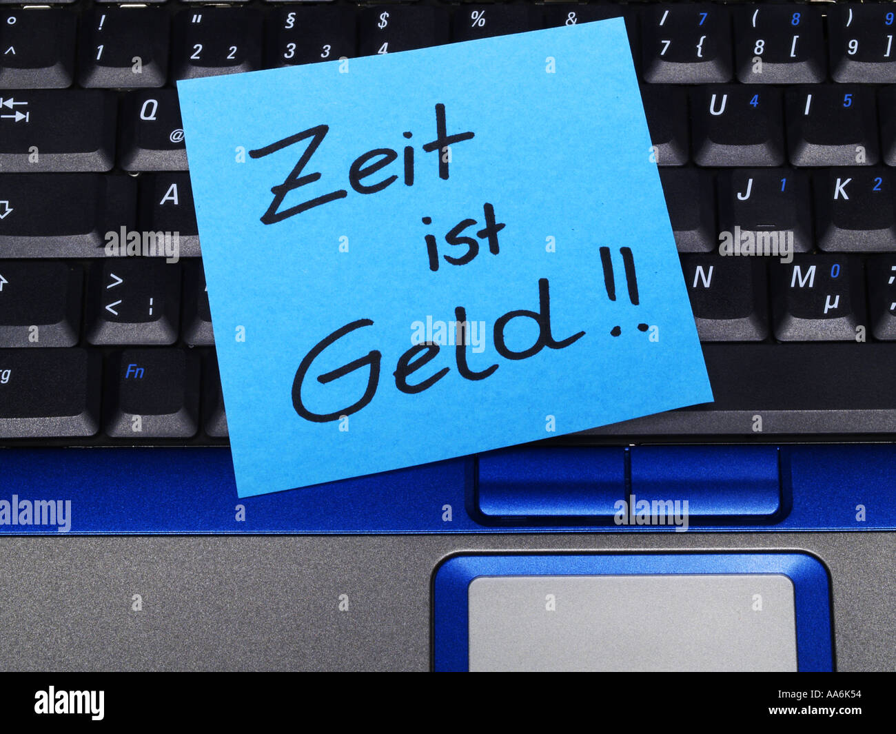 memo note on notebook Zeit ist Geld time is money Stock Photo