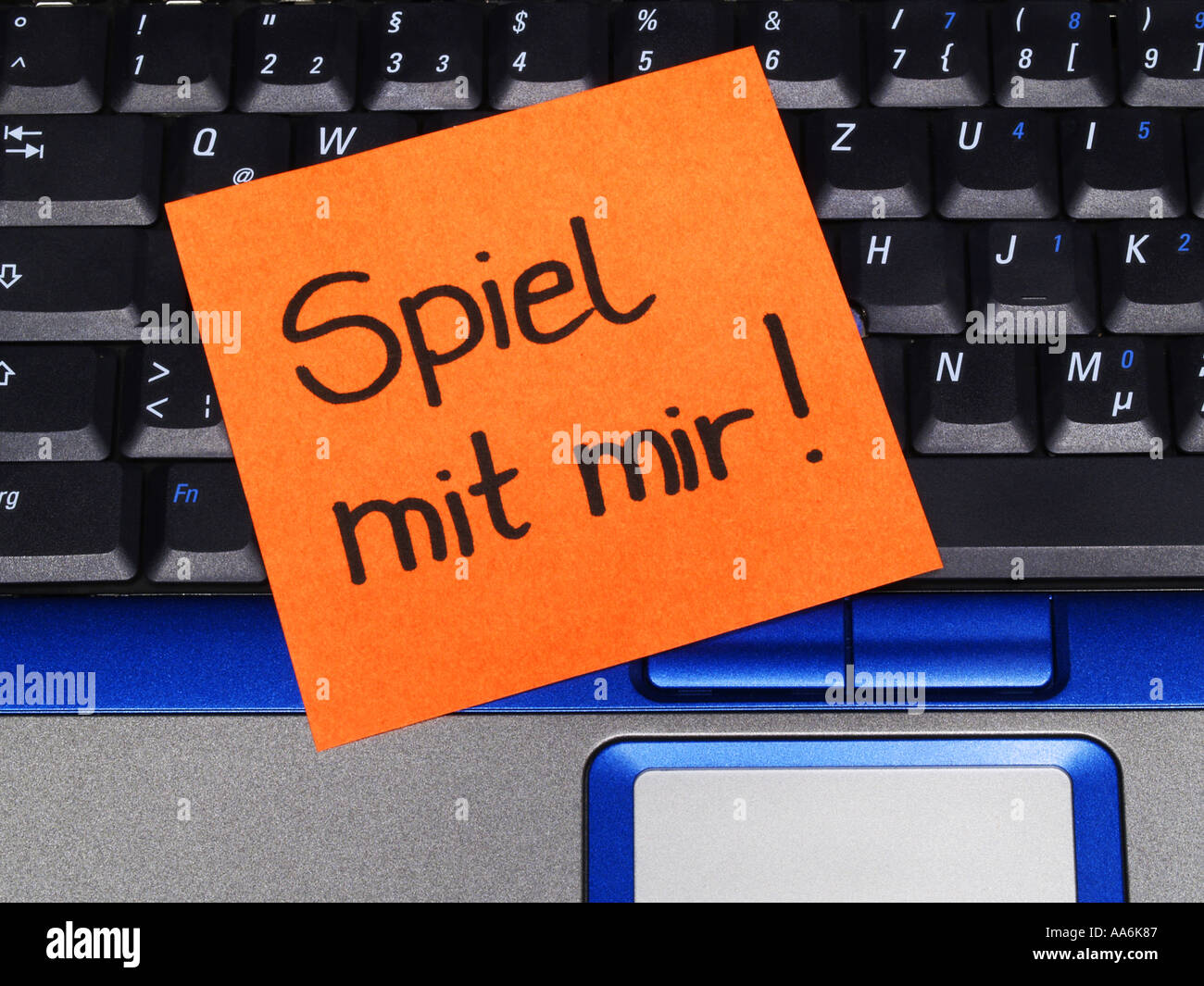 memo note on notebook, Spiel mit mir play with me Stock Photo
