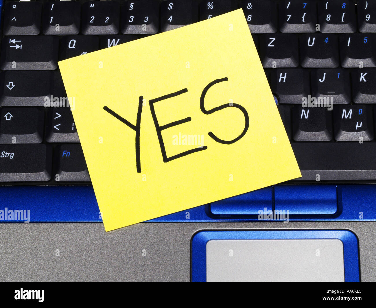 memo note on notebook, yes Stock Photo - Alamy