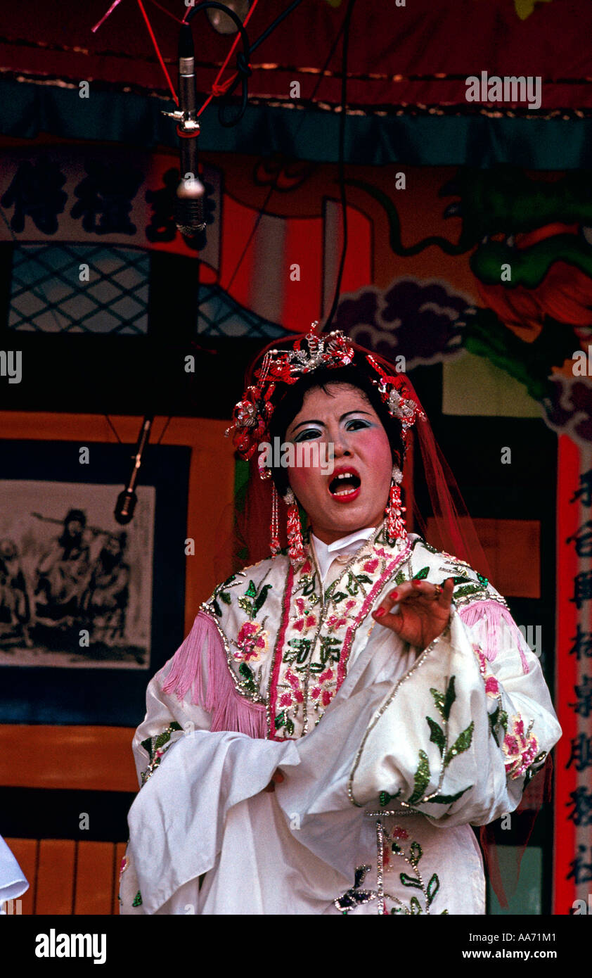 Opera singer on stage hi-res stock photography and images - Alamy