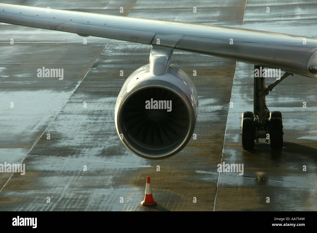 Rolls Royce RB211 Jet Engine on Thomson Fly Boeing 757 at Luton Airport Stock Photo