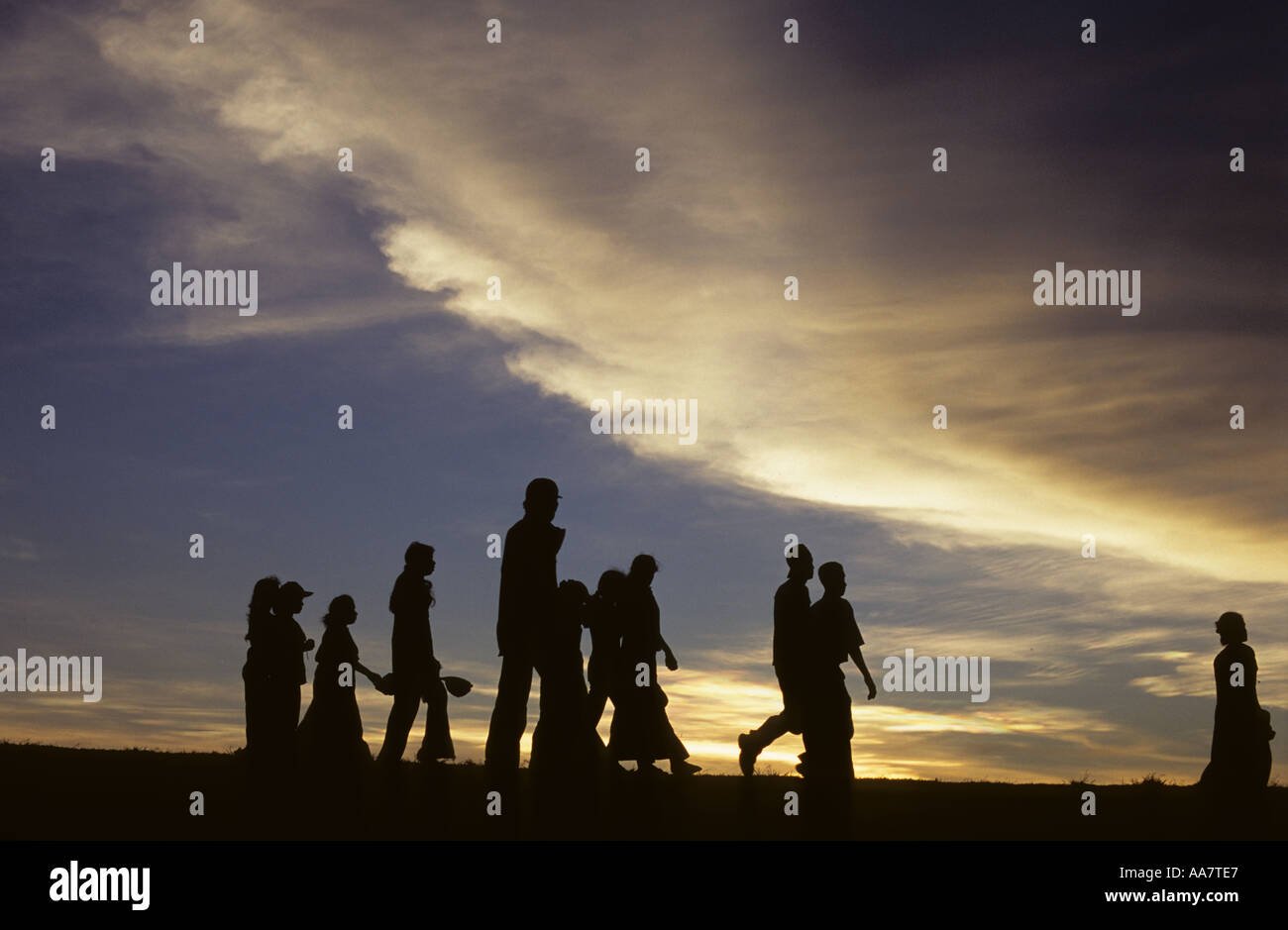 Silhouettes people walking sunset hi-res stock photography and images ...