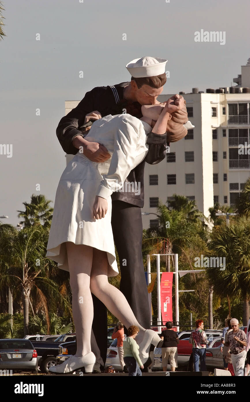 Statue of sailor kissing woman in scenic Florida USA Stock Photo Alamy