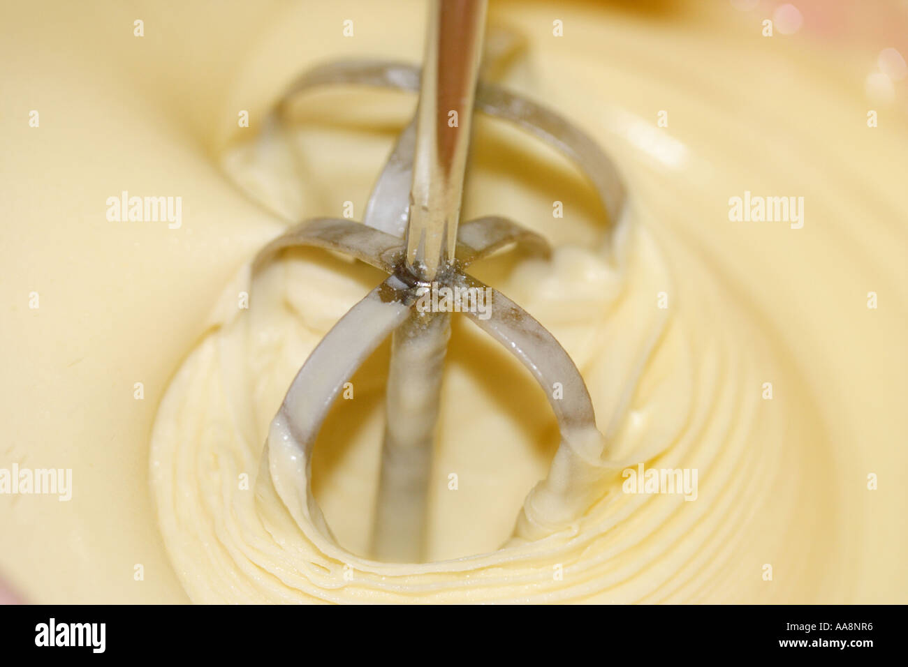 MIXING A CAKE MIX WITH ELECTRIC BEATERS HORIZONTAL BAPDA7138 Stock