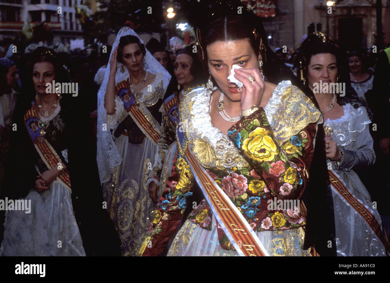 FESTIVAL Las Fallas A fallera overcome by emotion after offering ...