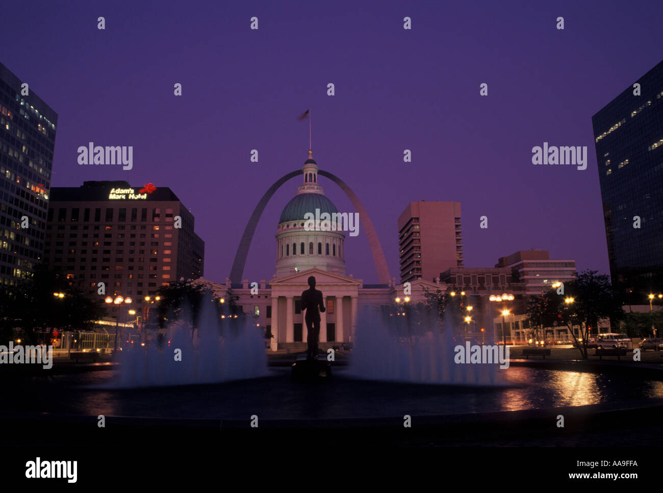 St louis courthouse arch fountain hi-res stock photography and images ...