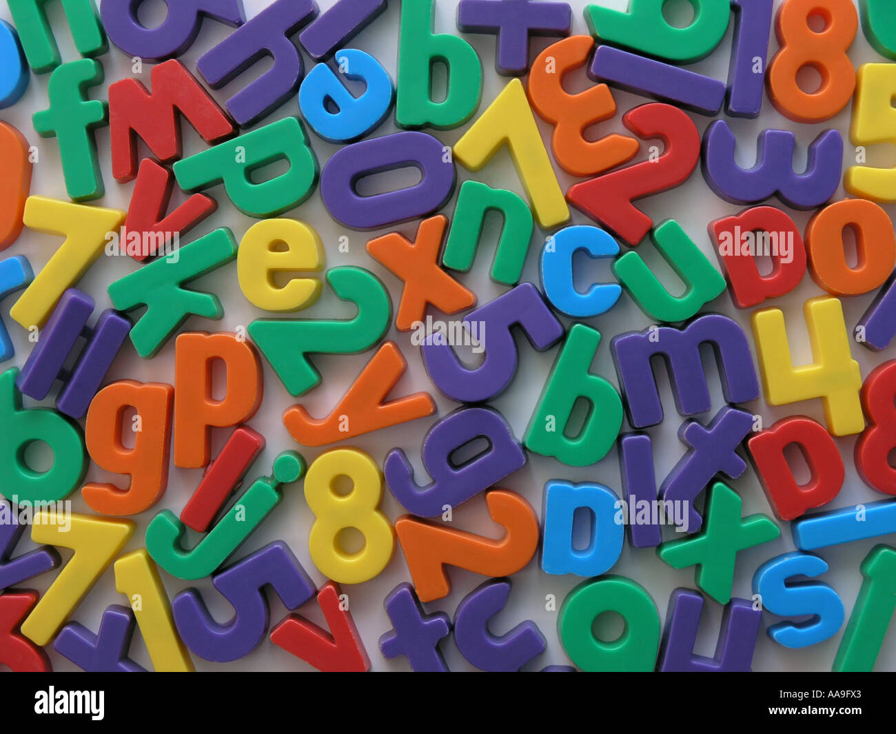 Colorate le lettere magnetiche che si potrebbero mettere su un frigorifero  o un avviso in bacheca Foto stock - Alamy