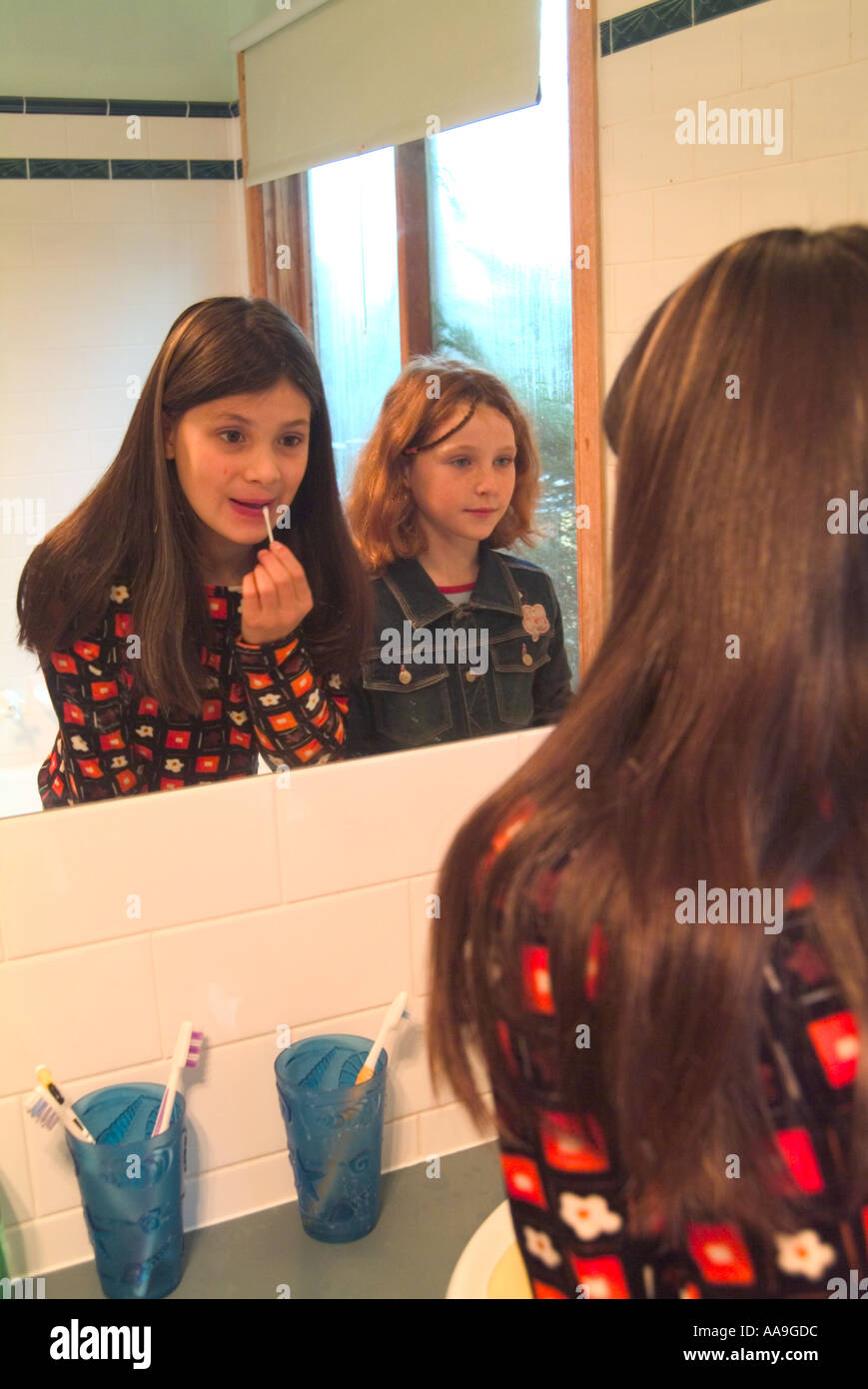 Girls putting on makeup hi-res stock photography and images - Alamy