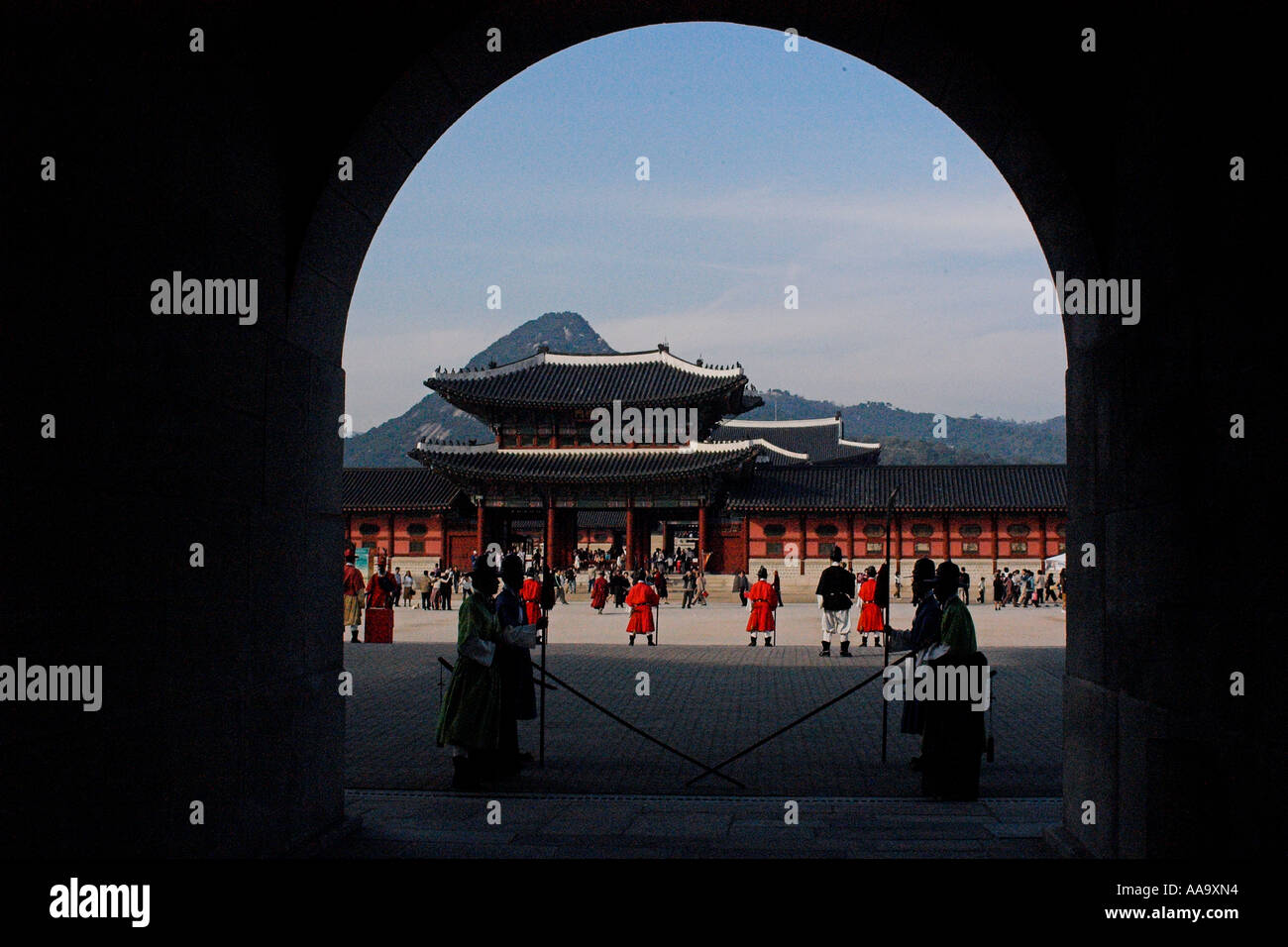 Change of guard ceremony Gyeongbokgung palace grounds Seoul Gyeonggi Do South Korea Stock Photo