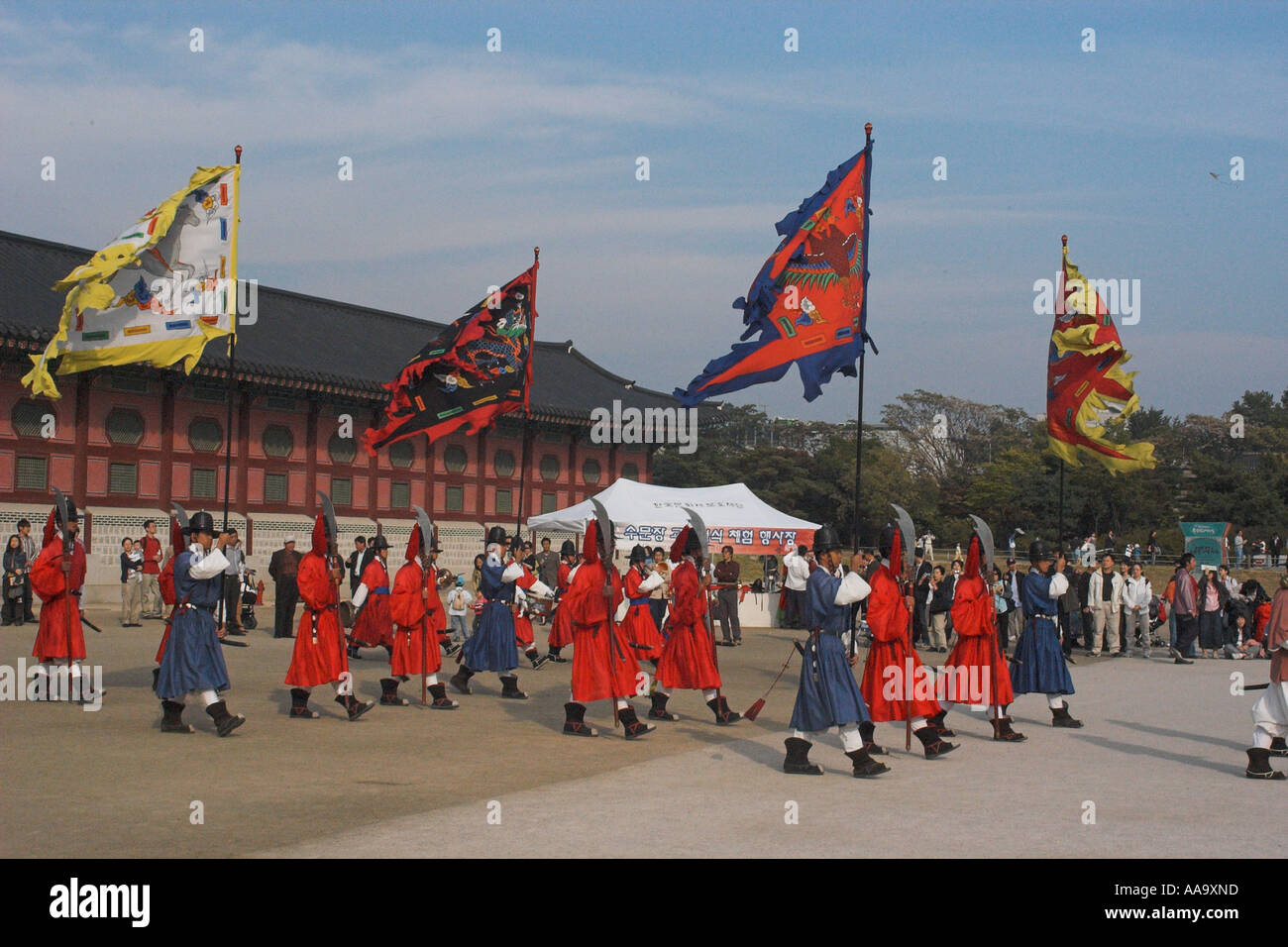 Change of guard ceremony Gyeongbokgung palace grounds Seoul Gyeonggi Do South Korea Stock Photo