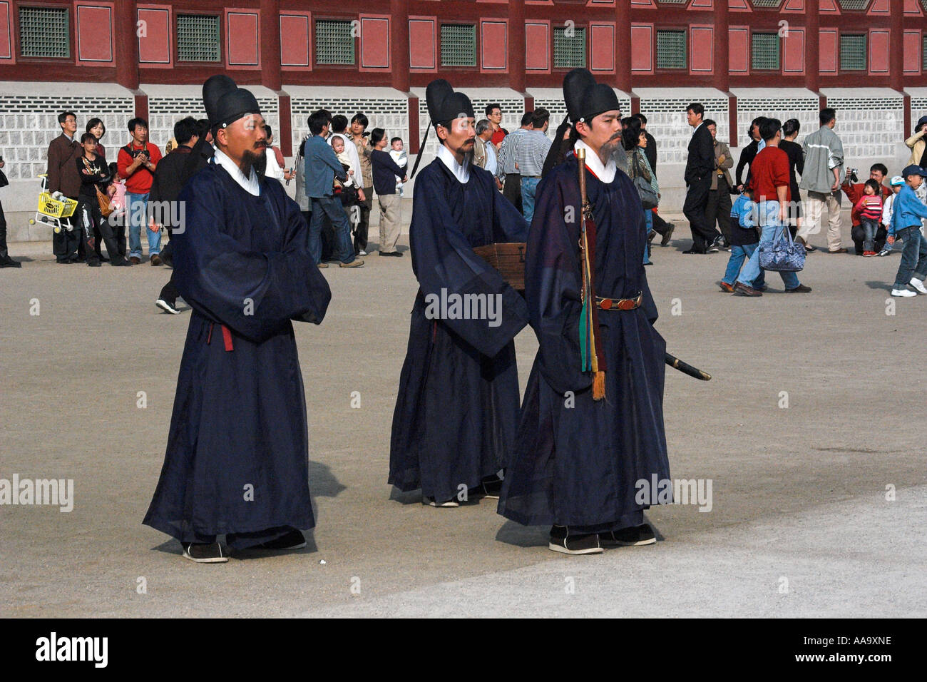 Change of guard ceremony Gyeongbokgung Palace Grounds Seoul Gyeonggi Do South Korea Stock Photo