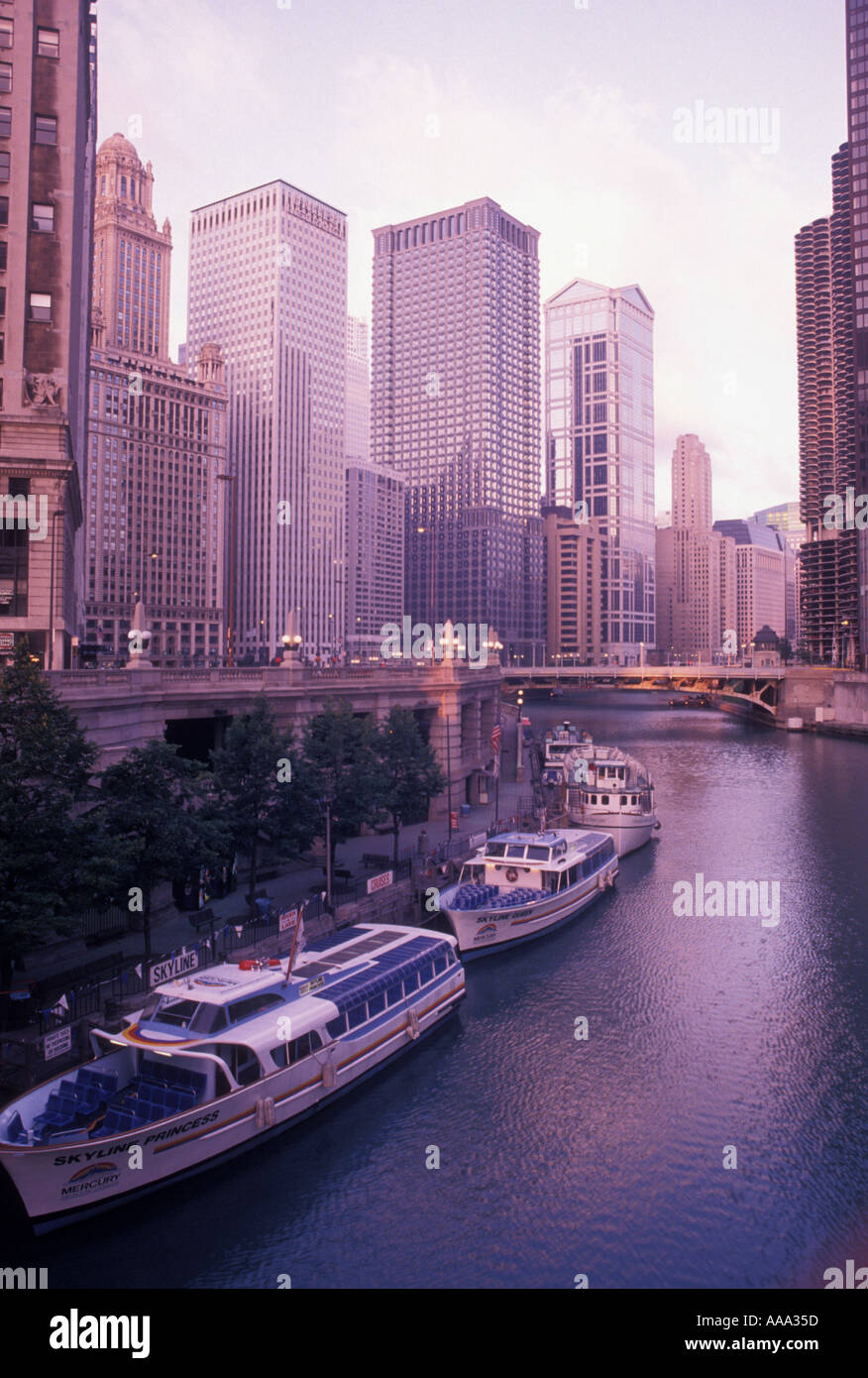 Tour along chicago river hi-res stock photography and images - Alamy