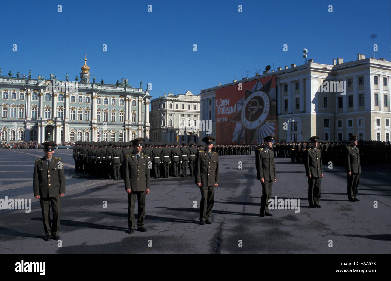 Russia St Petersburg Russian soldiers in front of the Winter Palace on Victory Day 9 May Stock Photo