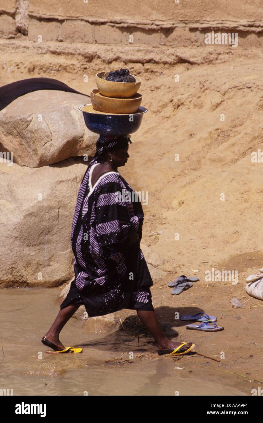 Ayorou, Niger River, Niger, West Africa. Nigerien Woman Carrying on Head Bowls of Food to Sell in Market Stock Photo