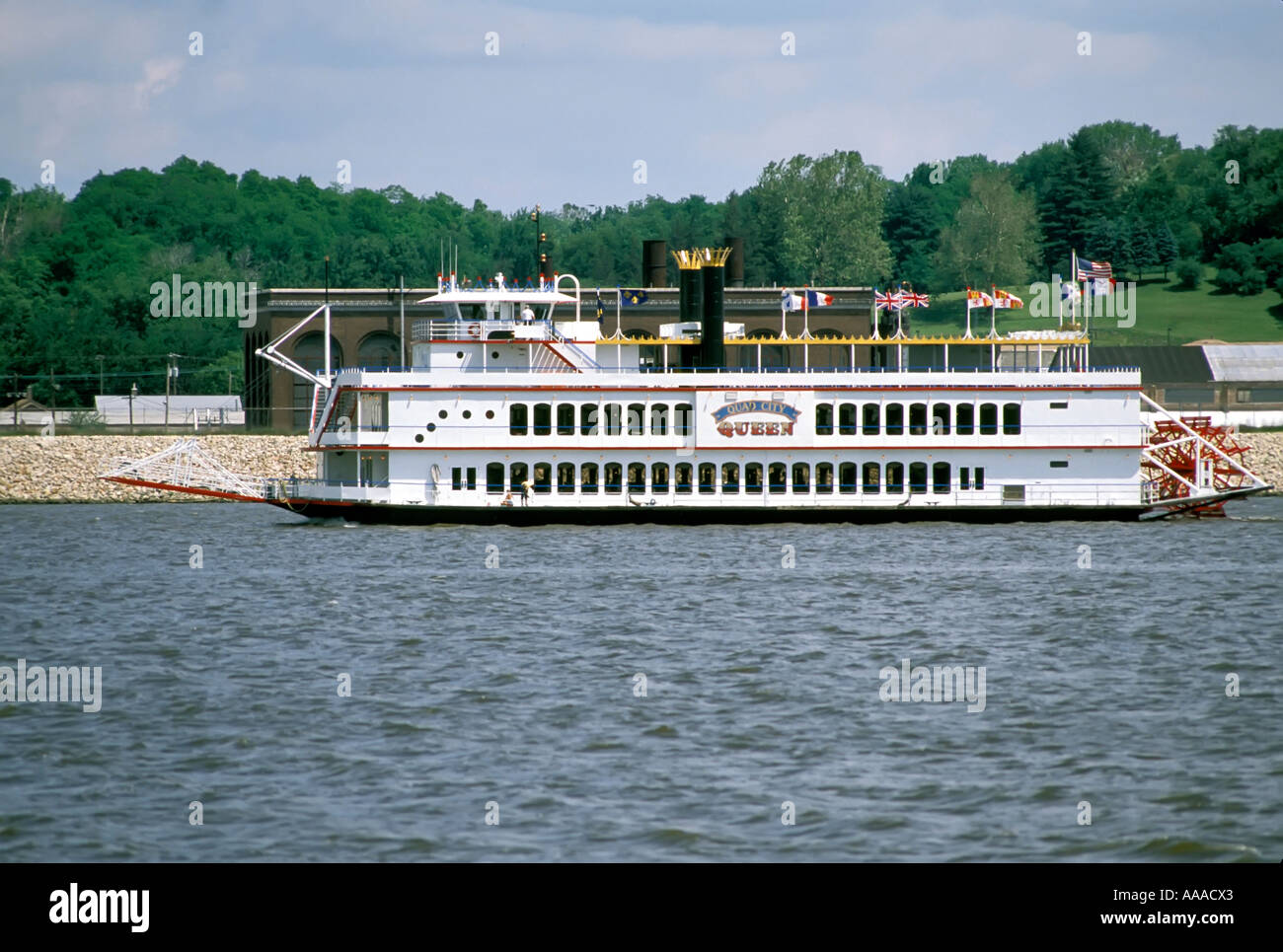 Paddle wheel tour boat on the Mississippi River at Quad Cities at