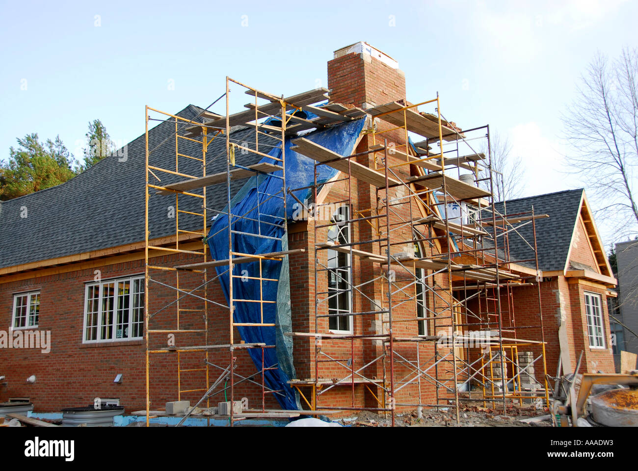 New home construction using scaffolding to complete exterior brick work  Stock Photo - Alamy