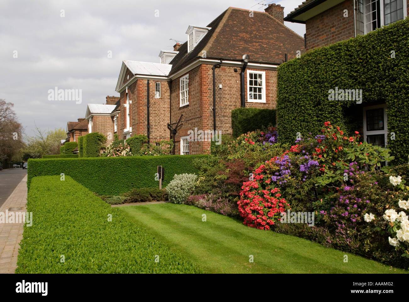 Hampstead Garden suburb, London  NW3 Neat tidy front garden lawn 'Turner Drive', England 2000s UK HOMER SYKES Stock Photo