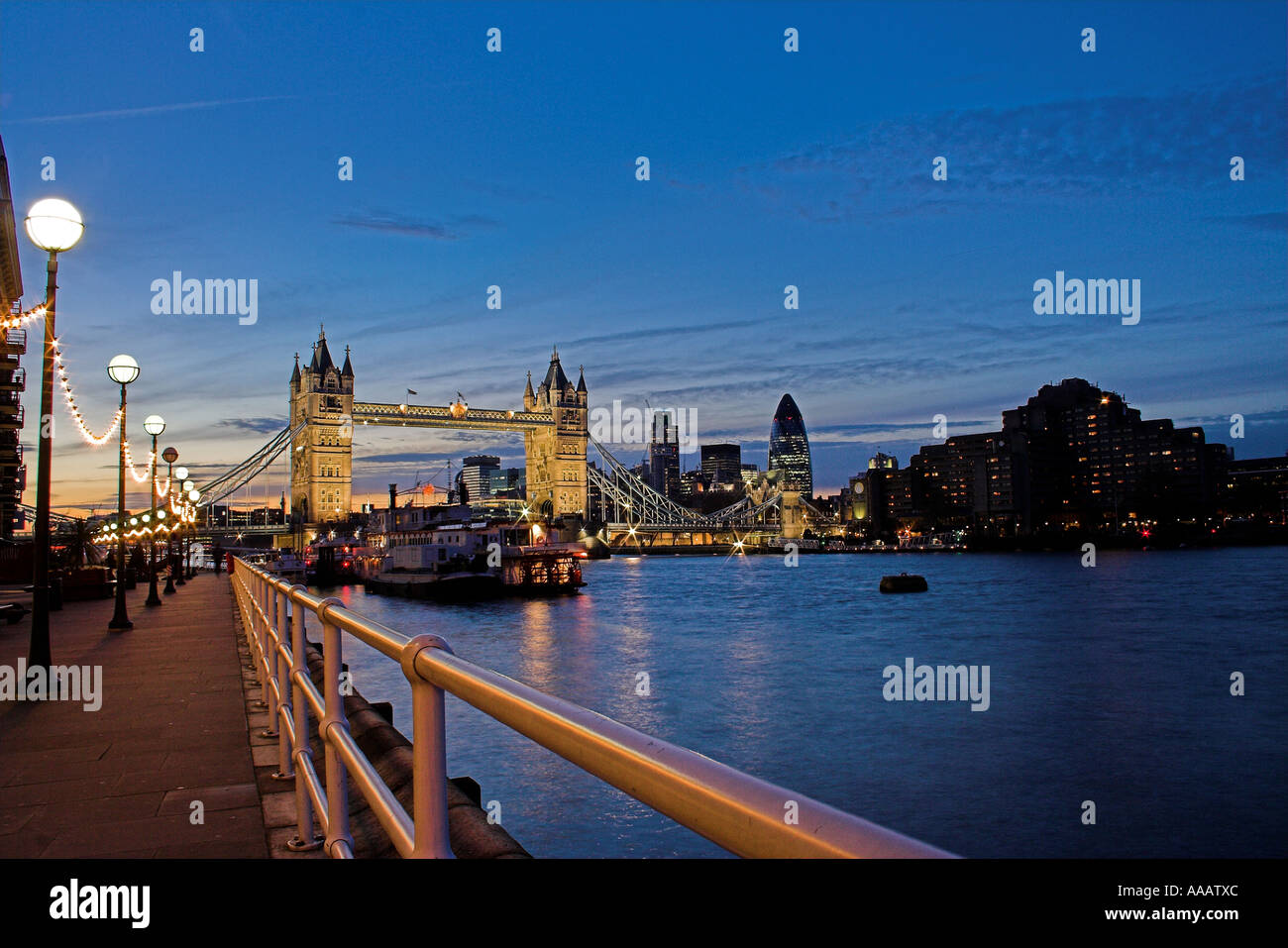 Footpath at the tower of london hi-res stock photography and images - Alamy