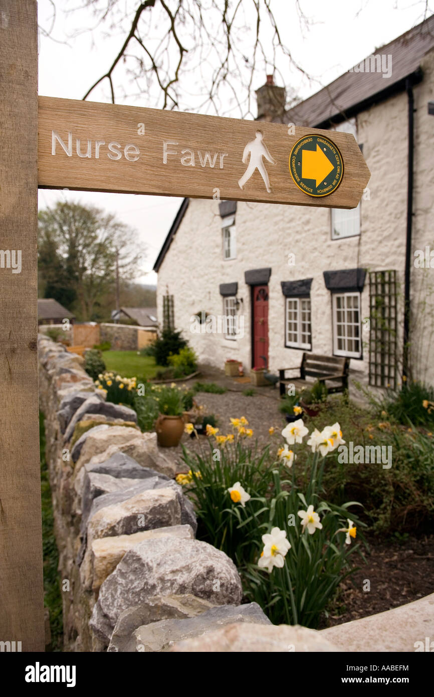 UK Wales Clwyd Llanarmon yn Ial Nurse Fawr footpath sign past whitewashed cottage Stock Photo