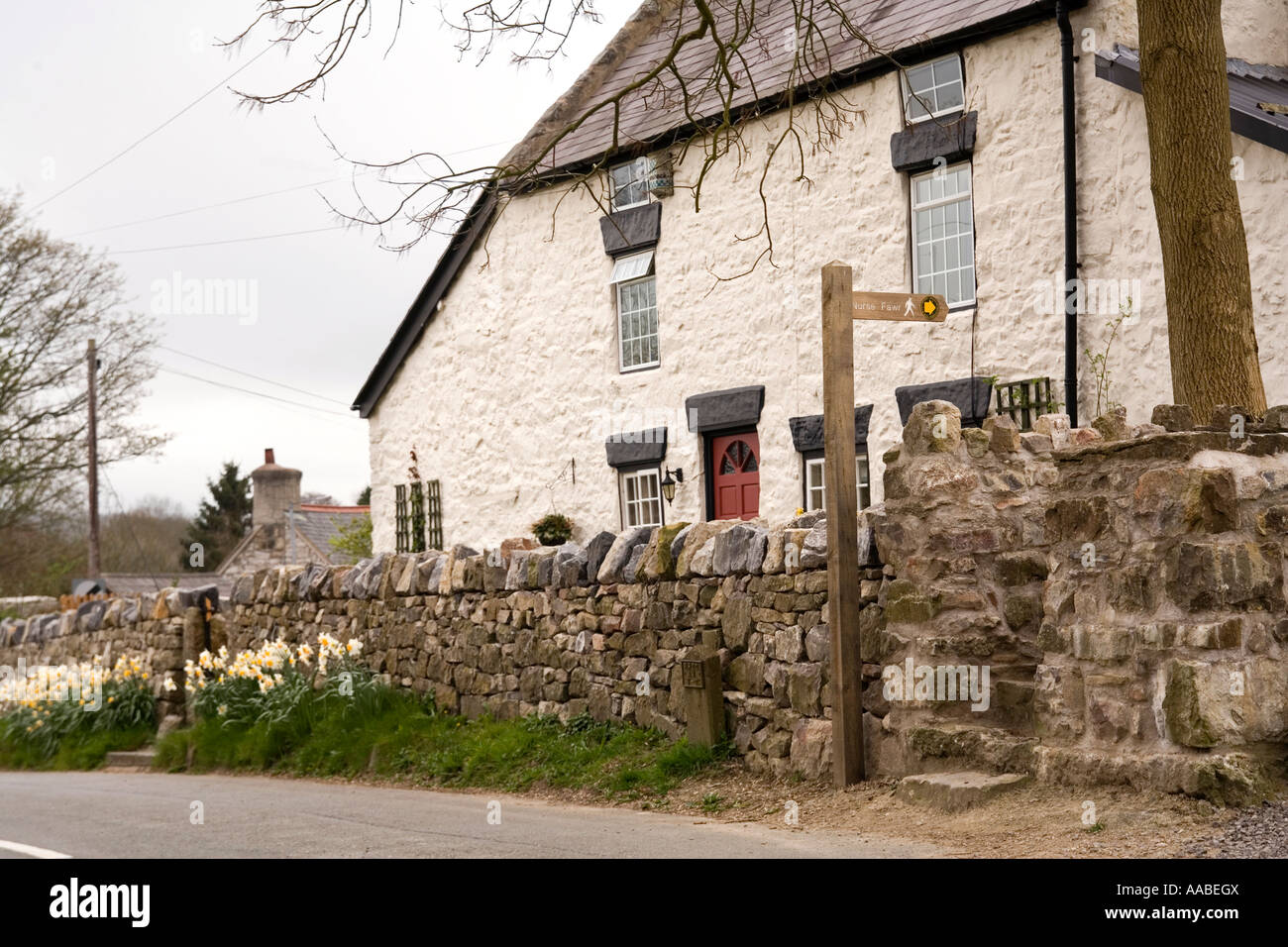 UK Wales Clwyd Llanarmon yn Lal whitewashed village cottage and footpath sign Stock Photo