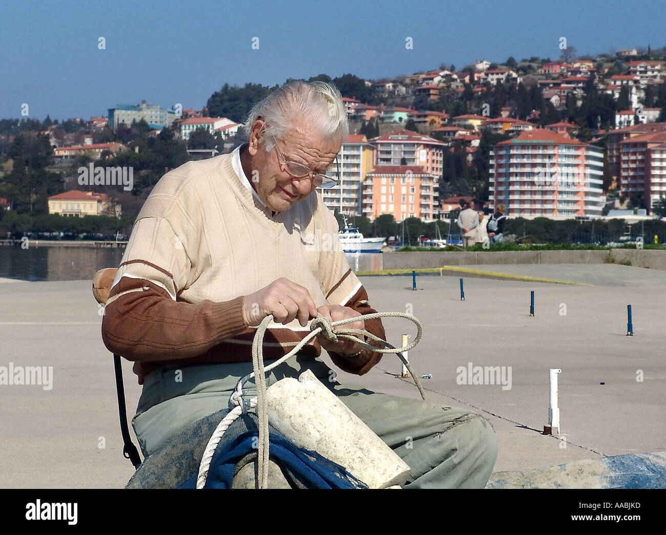 man is knotting a rope Stock Photo - Alamy