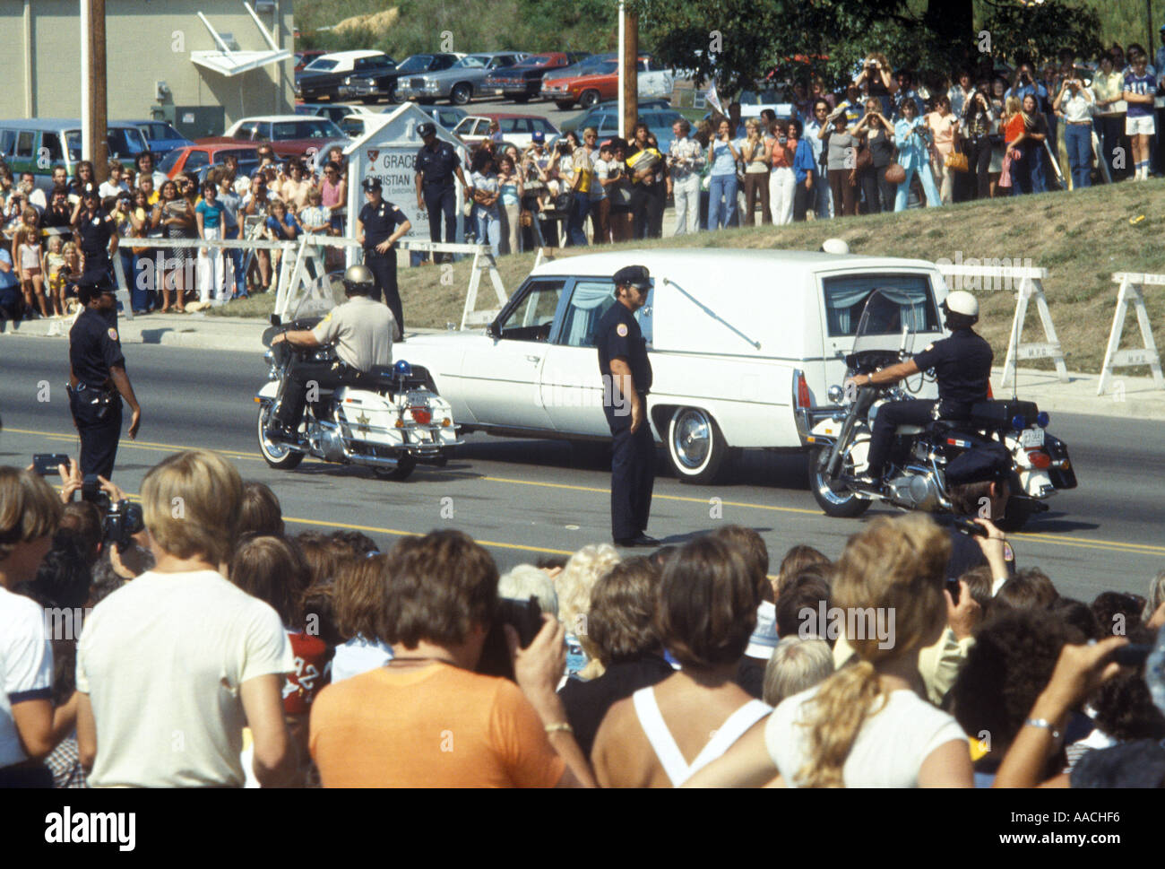 Elvis Presley Funeral Hearse leaving Graceland, Memphis, Tennessee, USA. 18th August 1977 Stock Photo