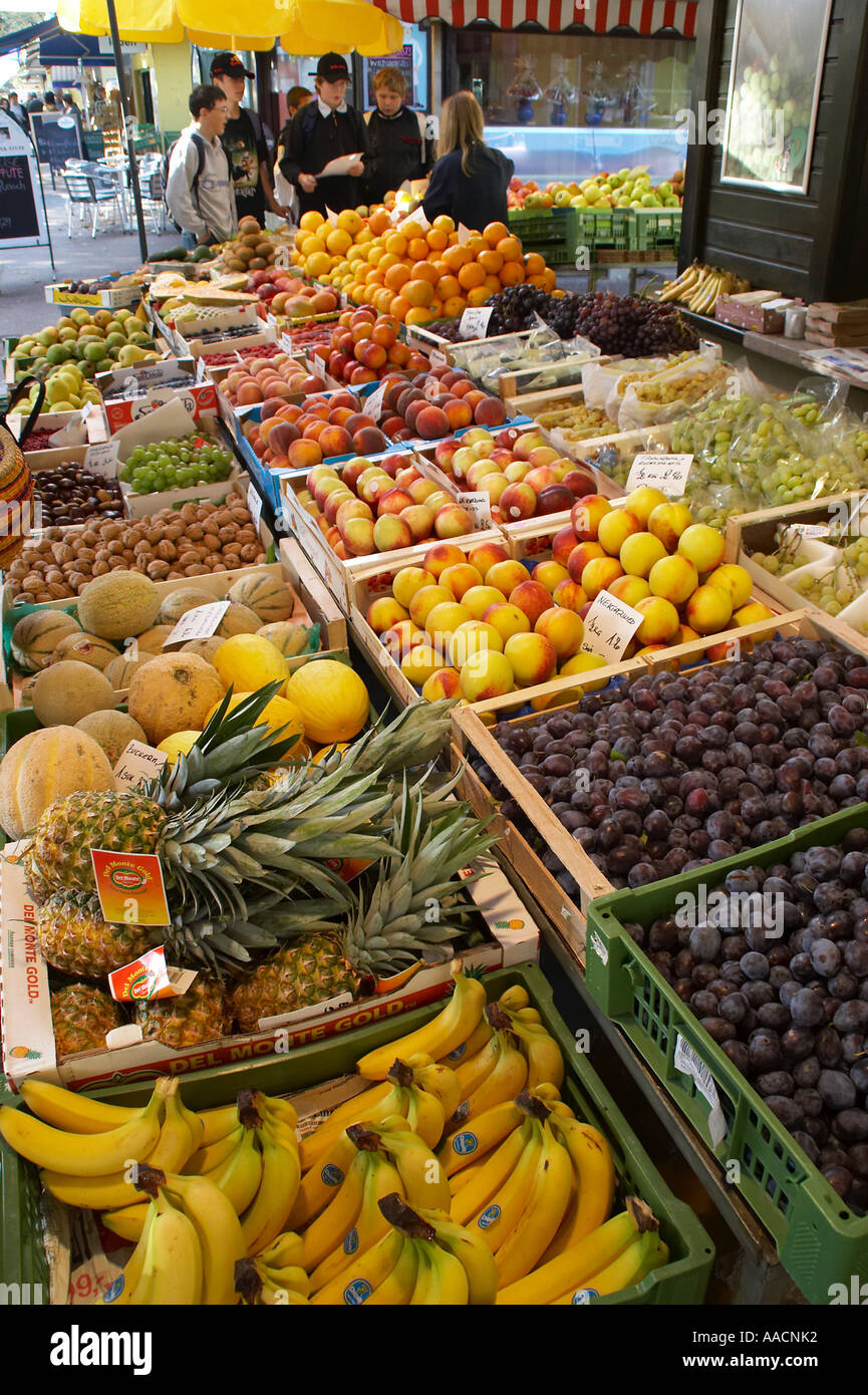 Fruit and vegetable kiosk Stock Photo - Alamy