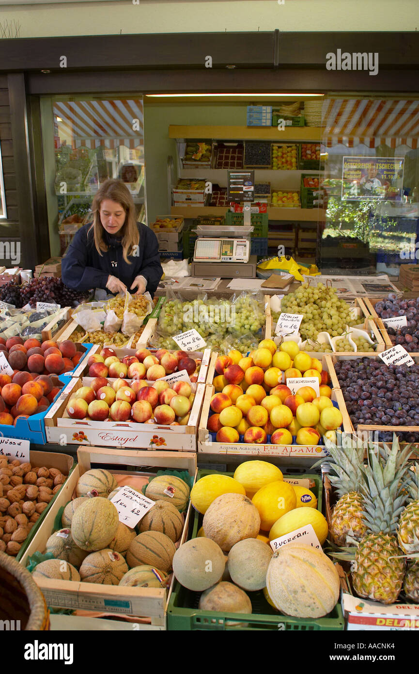 Fruit and vegetable kiosk Stock Photo - Alamy