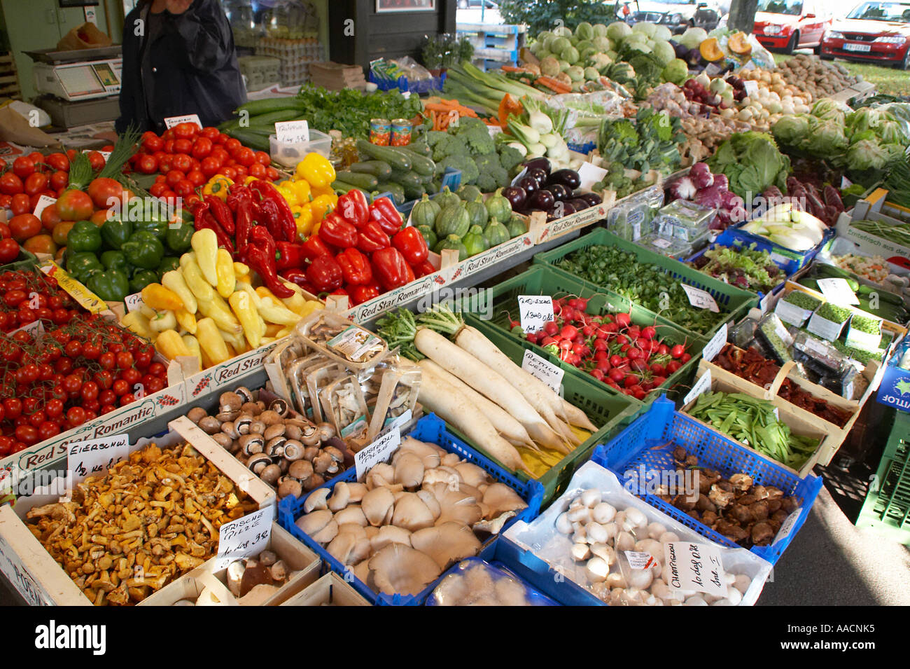 Fruit and vegetable kiosk Stock Photo - Alamy
