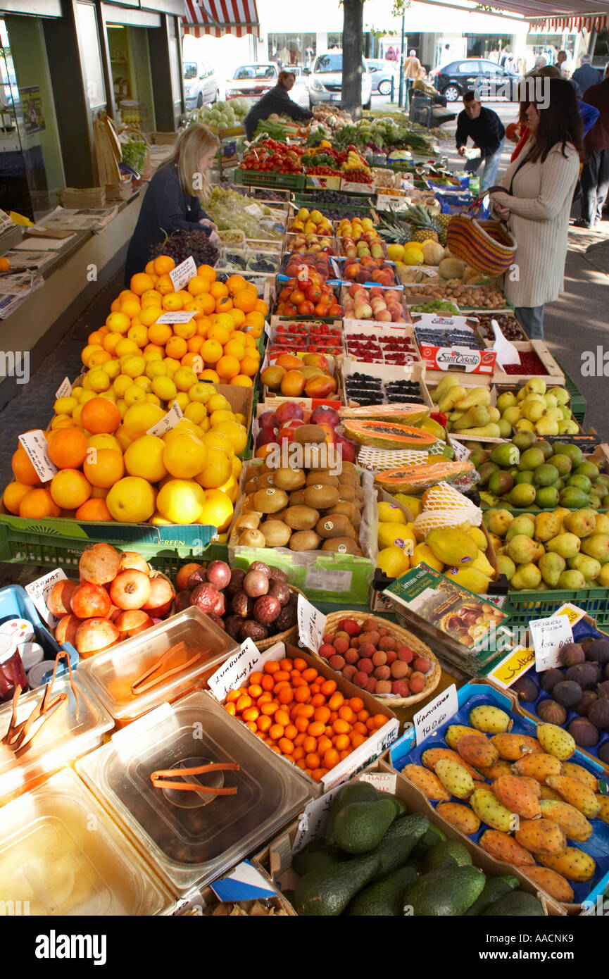 Fruit and vegetable kiosk Stock Photo - Alamy