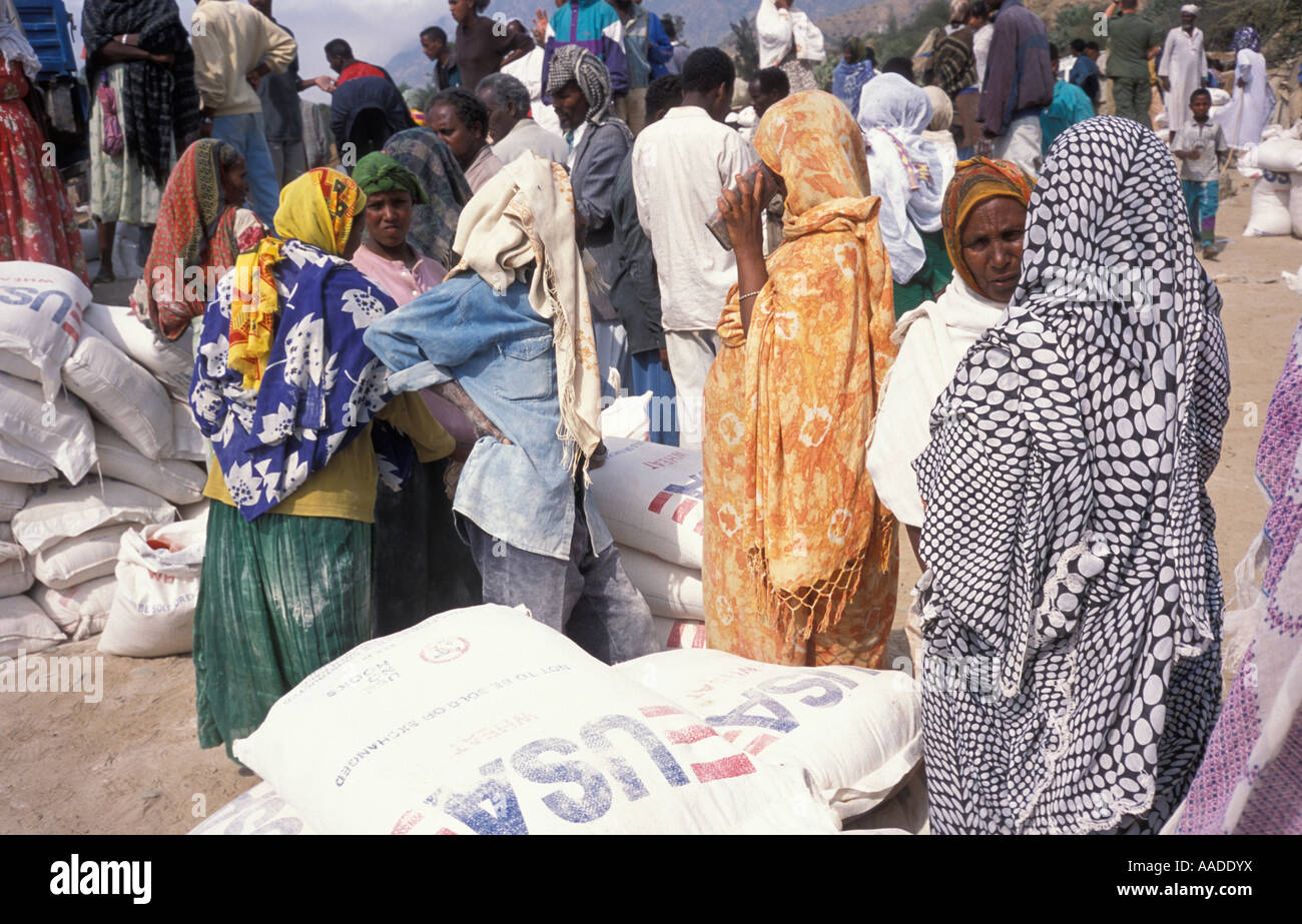 Eritrean refugeees getting food relief during border dispute with Ethiopia 2 Stock Photo
