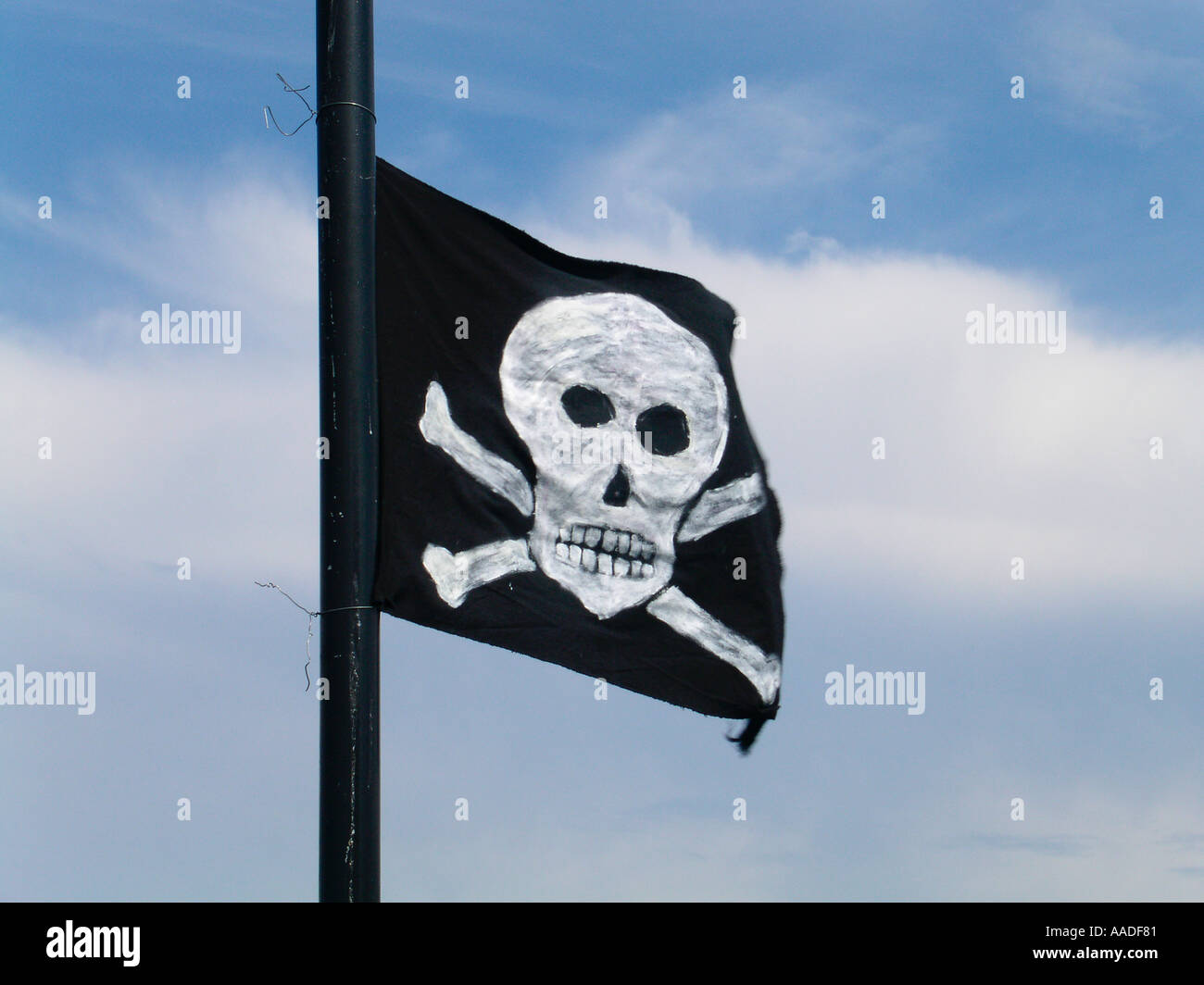 Jolly roger flag on mast hi-res stock photography and images - Alamy