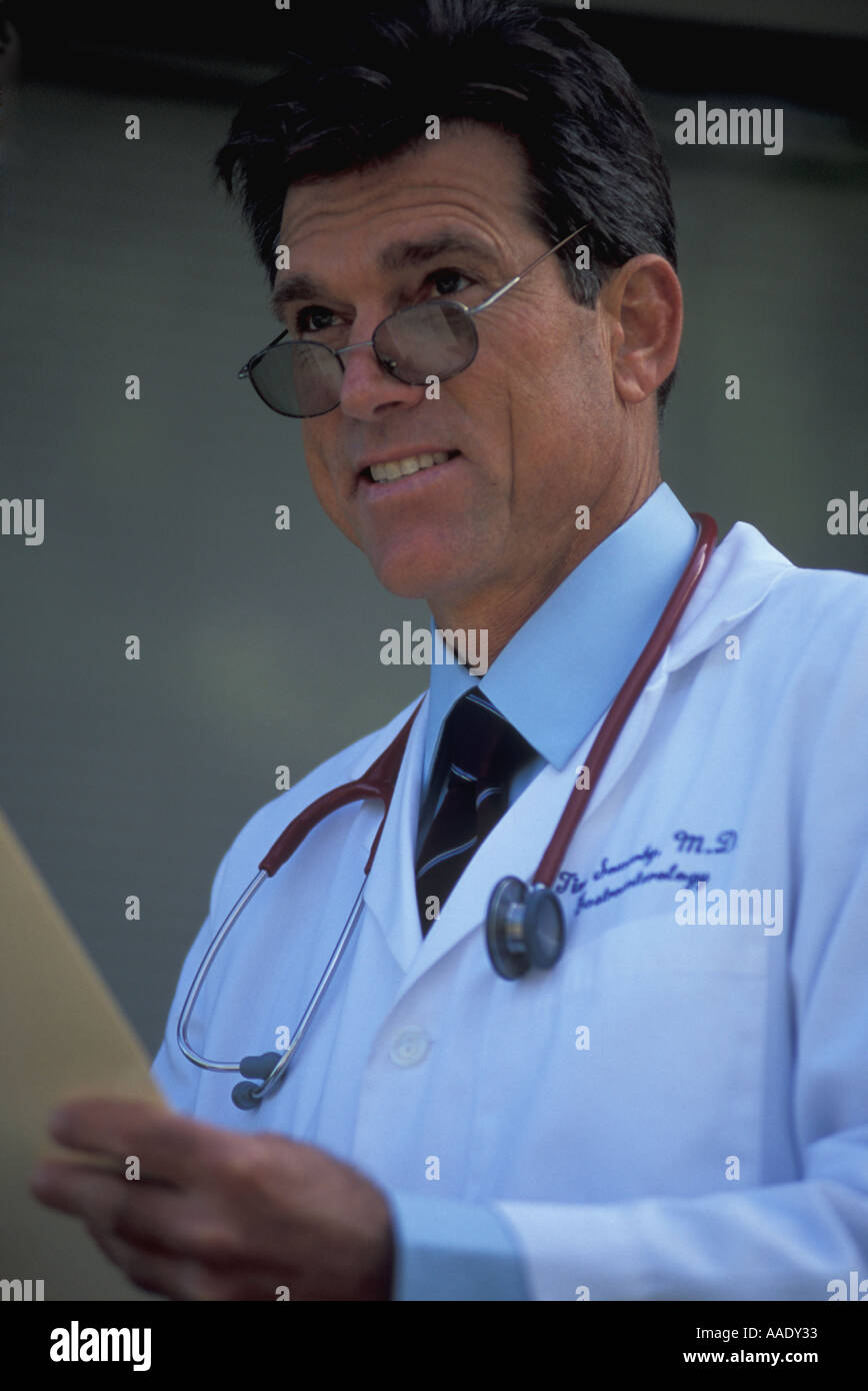 Wearing lab coat hi-res stock photography and images - Alamy
