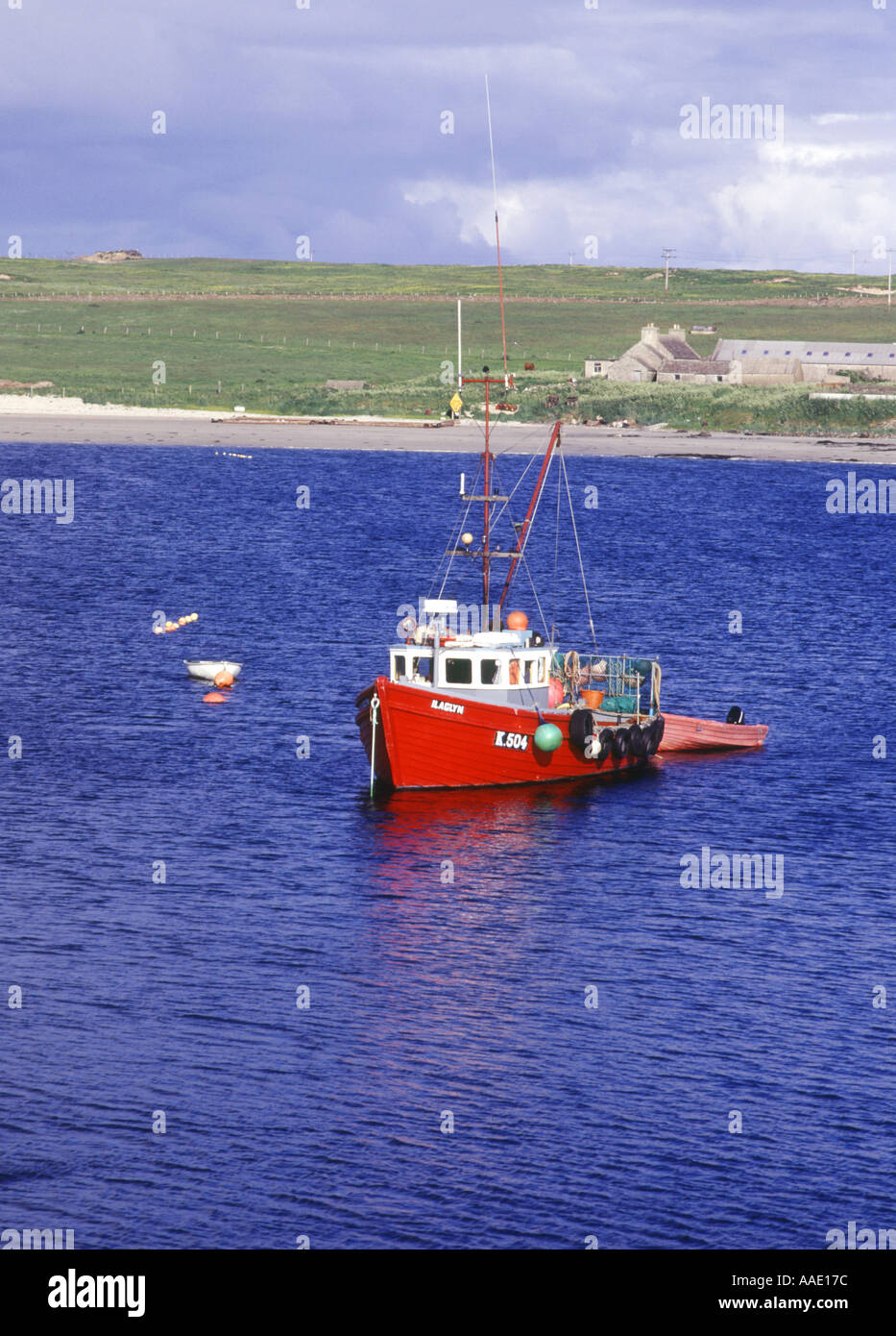 dh  WEDDELL SOUND ORKNEY Fishing boat at anchor Burray farm Stock Photo