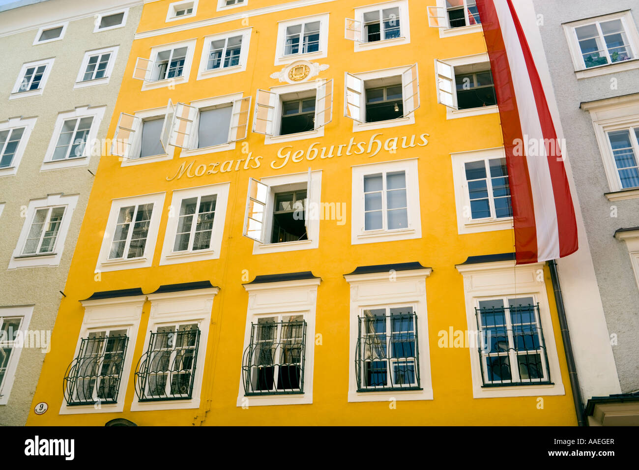 Mozart s birthplace in the Getreidegasse occupied by the Mozart family house a museum Salzburg Salzburg Austria Stock Photo