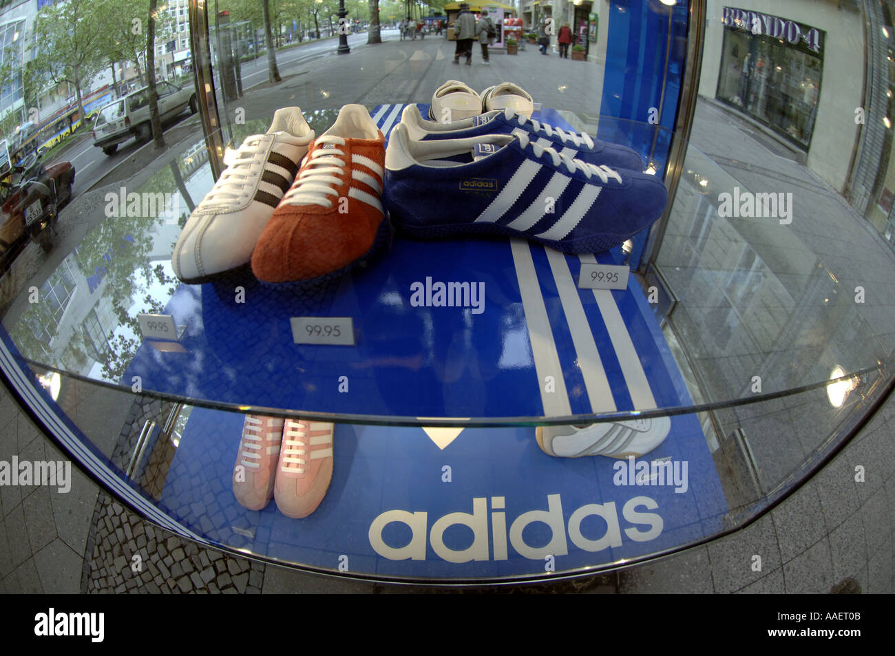 basketbal Creatie Eenzaamheid Adidas berlin store hi-res stock photography and images - Alamy