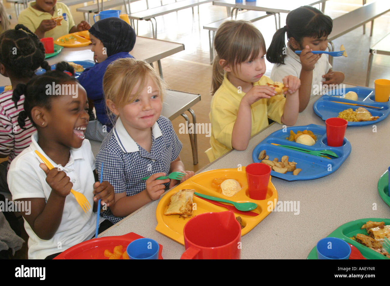 Primary school canteen with children eating lunch Stock Photo Alamy