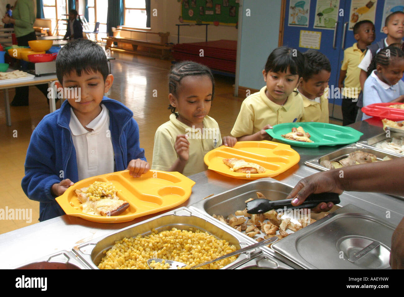 https://c8.alamy.com/comp/AAEYNW/primary-school-canteen-with-children-queueing-for-lunch-AAEYNW.jpg