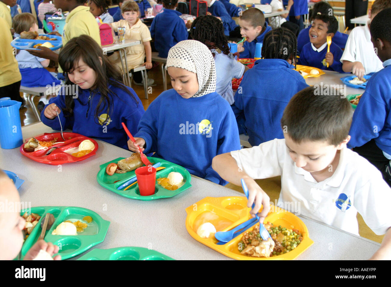 https://c8.alamy.com/comp/AAEYPP/primary-school-canteen-with-children-eating-lunch-AAEYPP.jpg