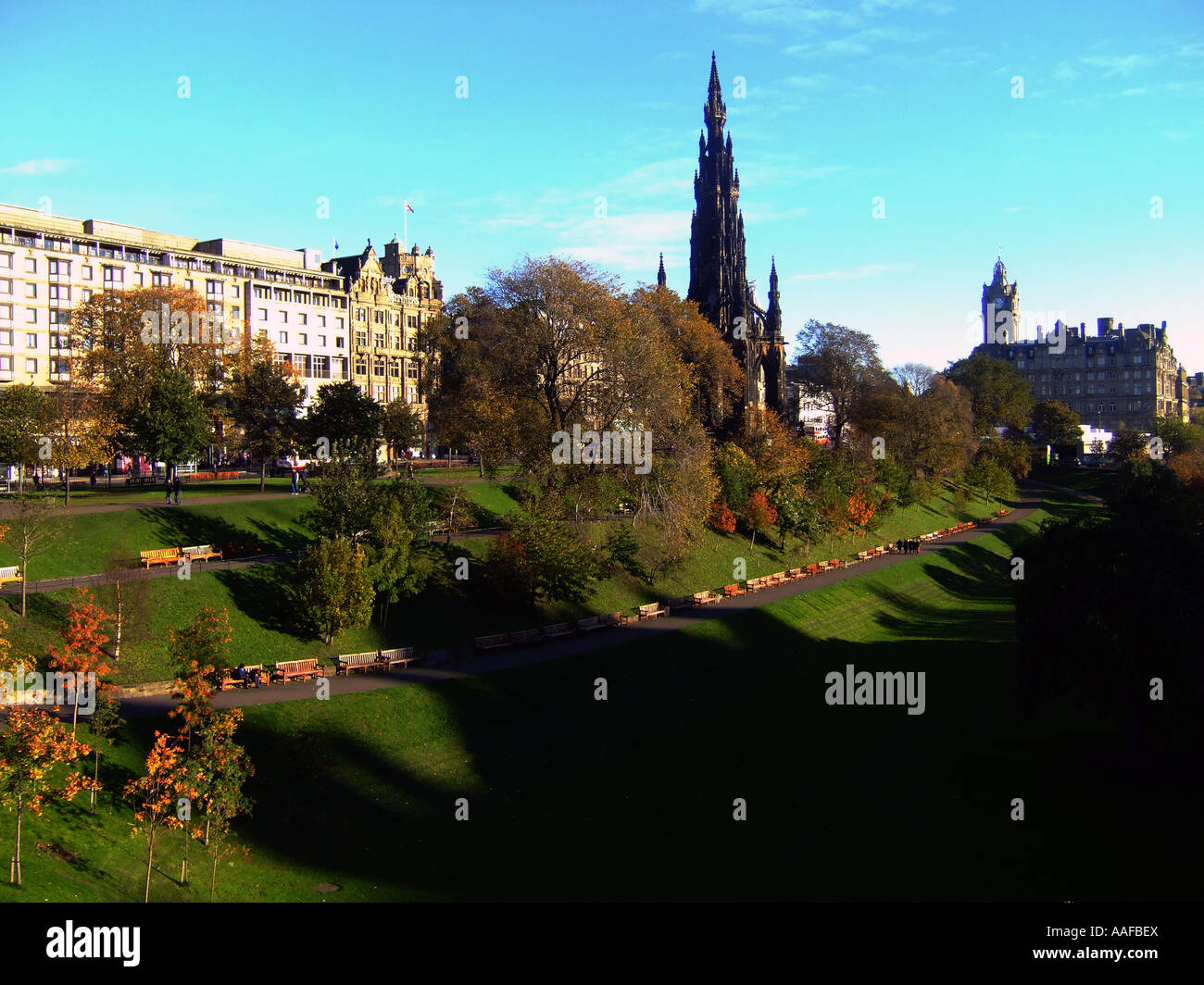 princes-street-gardens-and-scott-monument-edinburgh-scotland-uk-stock