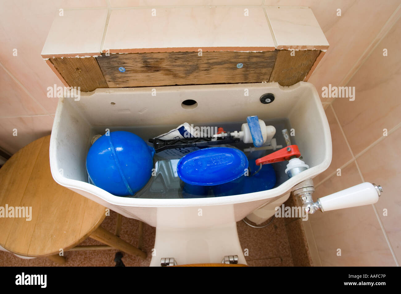 Water hippo Severn Trent saveaflush bags in toilet cistern UK Stock