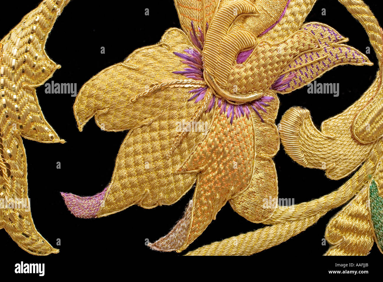 detalle de un bordado artesanal con hilo de oro Stock Photo - Alamy