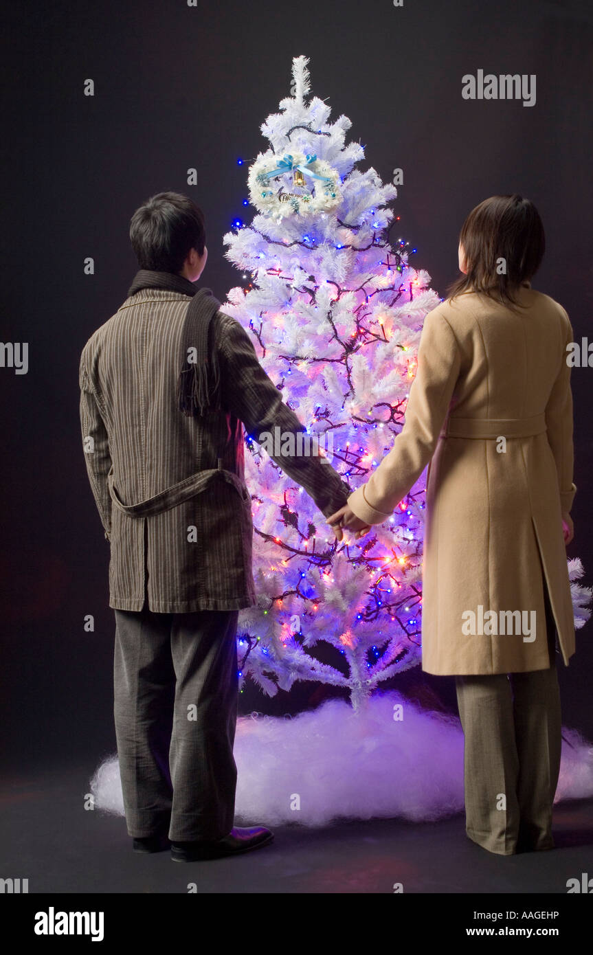 Couple in front tree hi-res stock photography and images - Alamy
