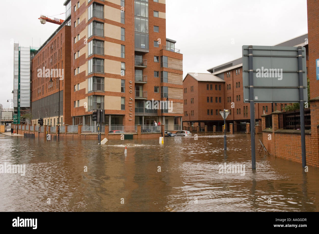 Flooded River Aire at Neptune Street & East Street Leeds with submerged cars outside Trinity One apartments June 2007 Stock Photo