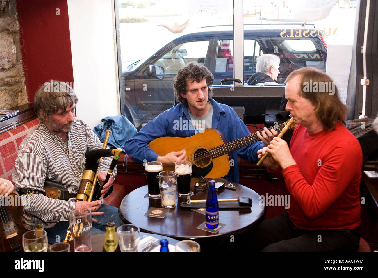 Ireland County Kerry Dingle Marina Inn musical session with guitarist Tommy OSullivan Stock Photo