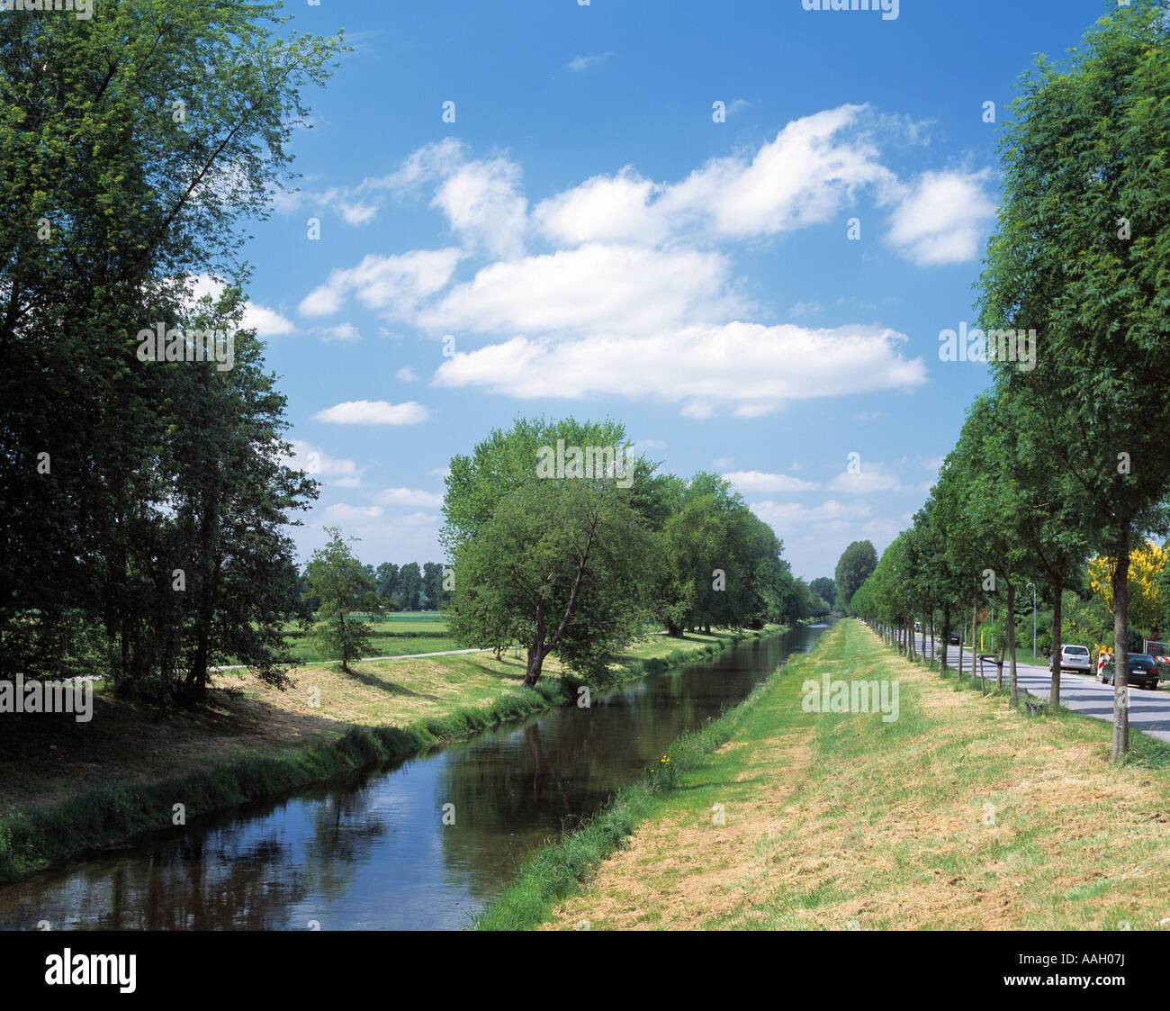 Die Niers als Grenzfluss zwischen den Staedten Viersen und Willich am