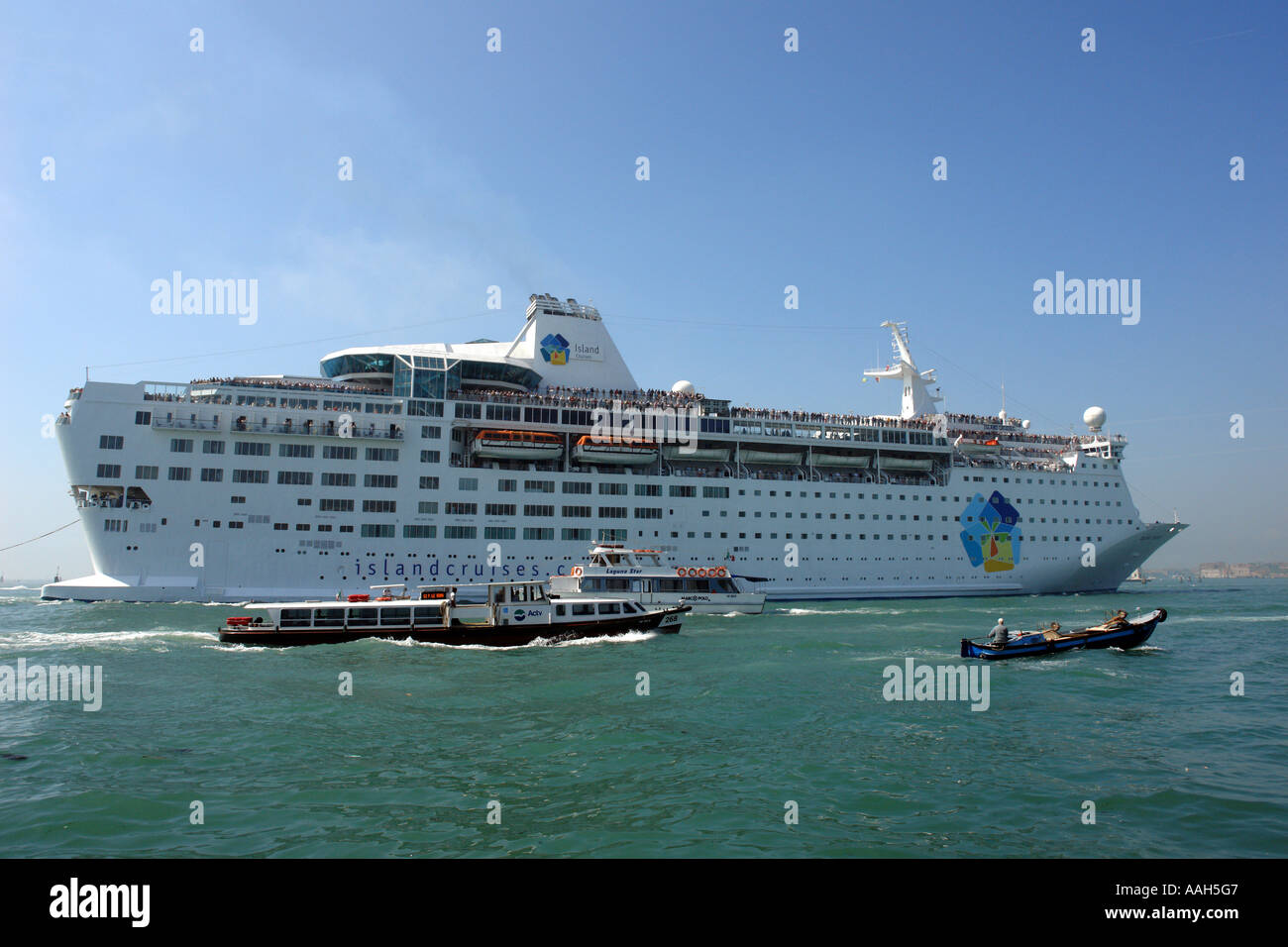 Damage venice ship cruise hi-res stock photography and images - Alamy